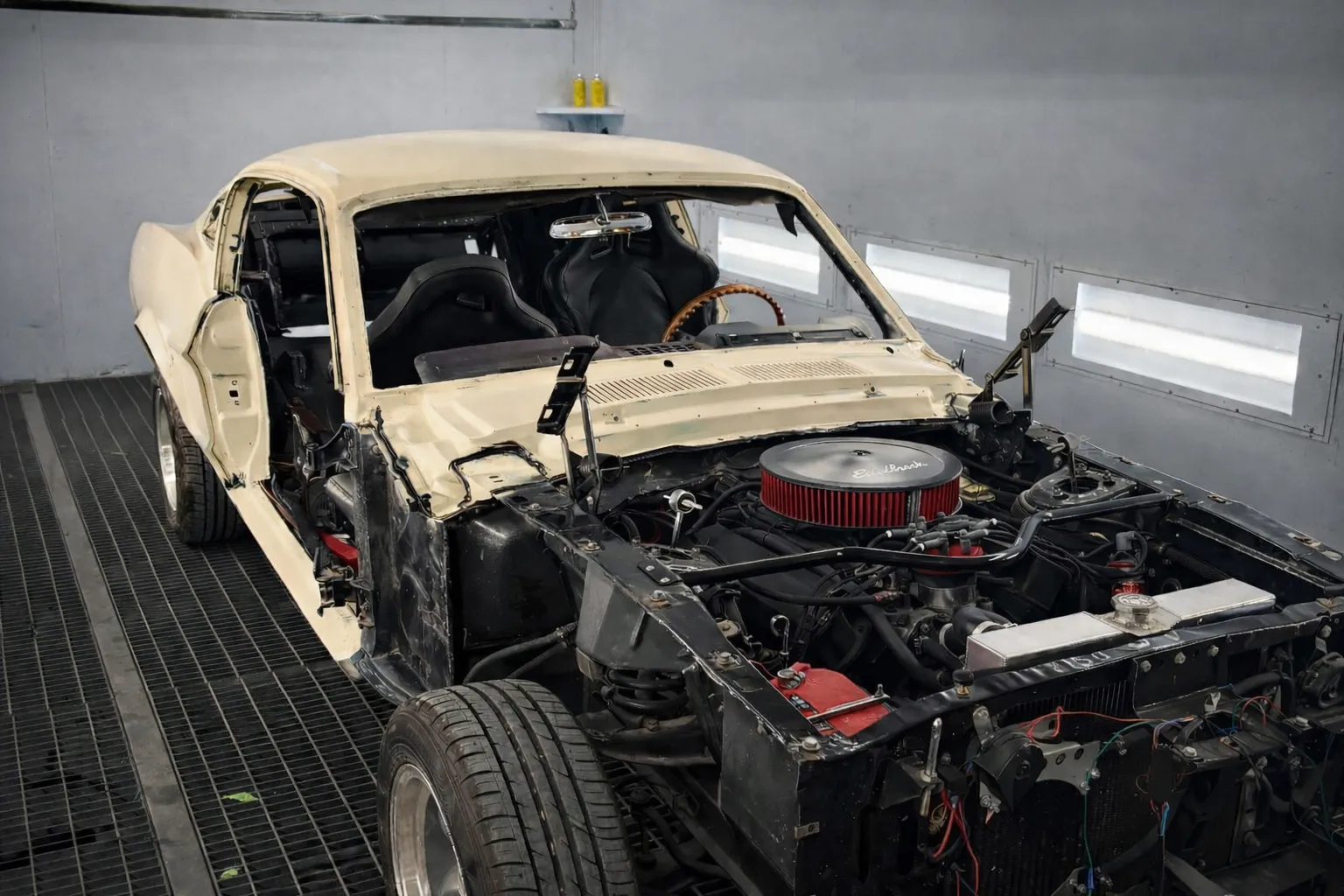 Mustang Fastback 1968 bleue en cours de tôlerie